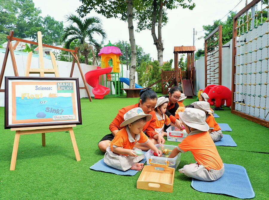 Trường mầm non ở Biên Hòa đem đến cho các bé những giây phút thật sự vui vẻ và bổ ích. Với môi trường học tập đầy đủ tiện nghi, cùng đội ngũ giáo viên giàu kinh nghiệm, các bé sẽ được học hỏi, phát triển toàn diện nhất.